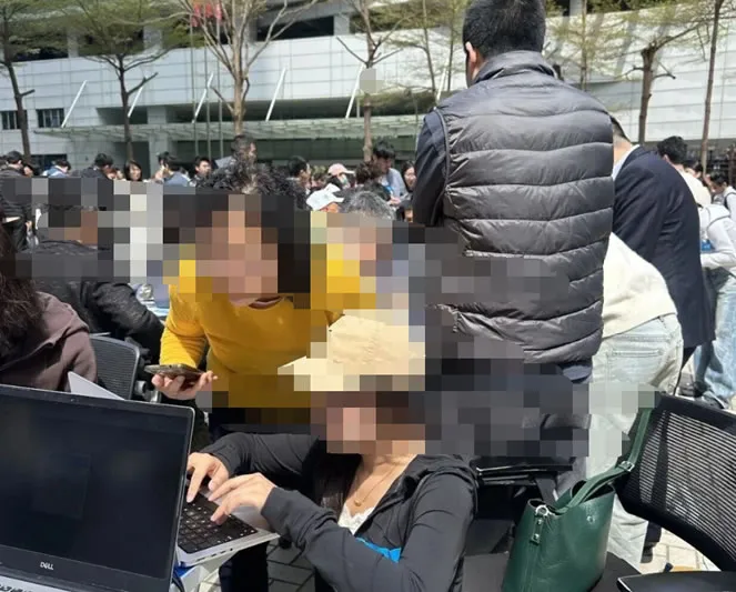 腾讯工程师摆摊免费装 OpenClaw,排队的人有小学生还有大妈 腾讯工程师摆摊免费装 OpenClaw,排队的人有小学生还有大妈